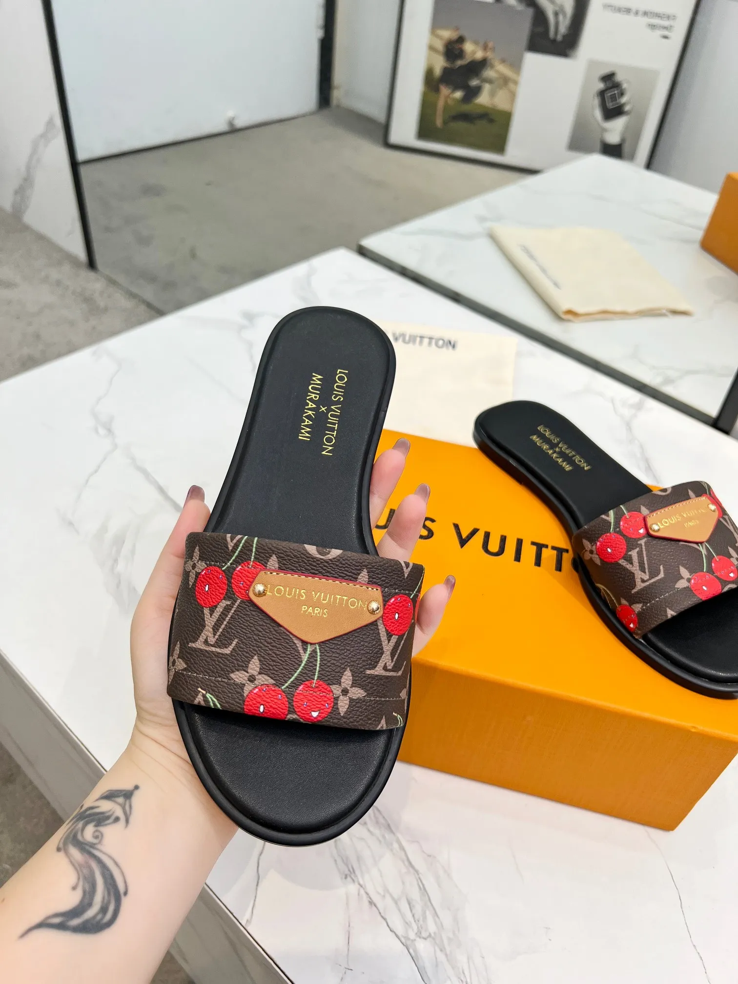 👟👟Ex-factory price 320👟👟 Genuine leather sole +40 Louis Vuitton, 1:1 advanced customization upper, fabric: customized LV special fabric, lining: sheepskin, original molding hardware, code number: 35-42, order with pictures, welcome to send pictures to place an order,